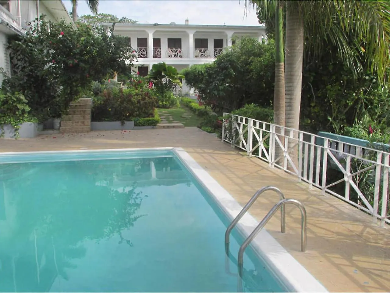 Paradise Brandon Hill Guest House モンテゴ・ベイ 2*,  ジャマイカ